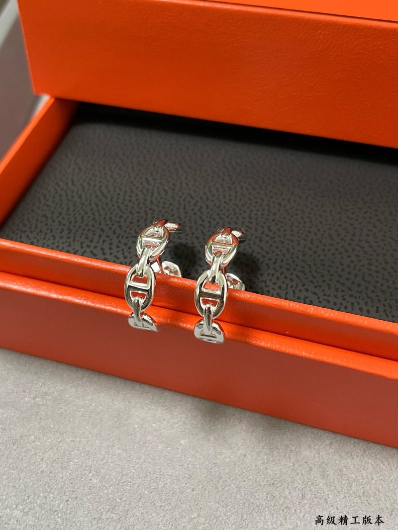 H**me5 earrings